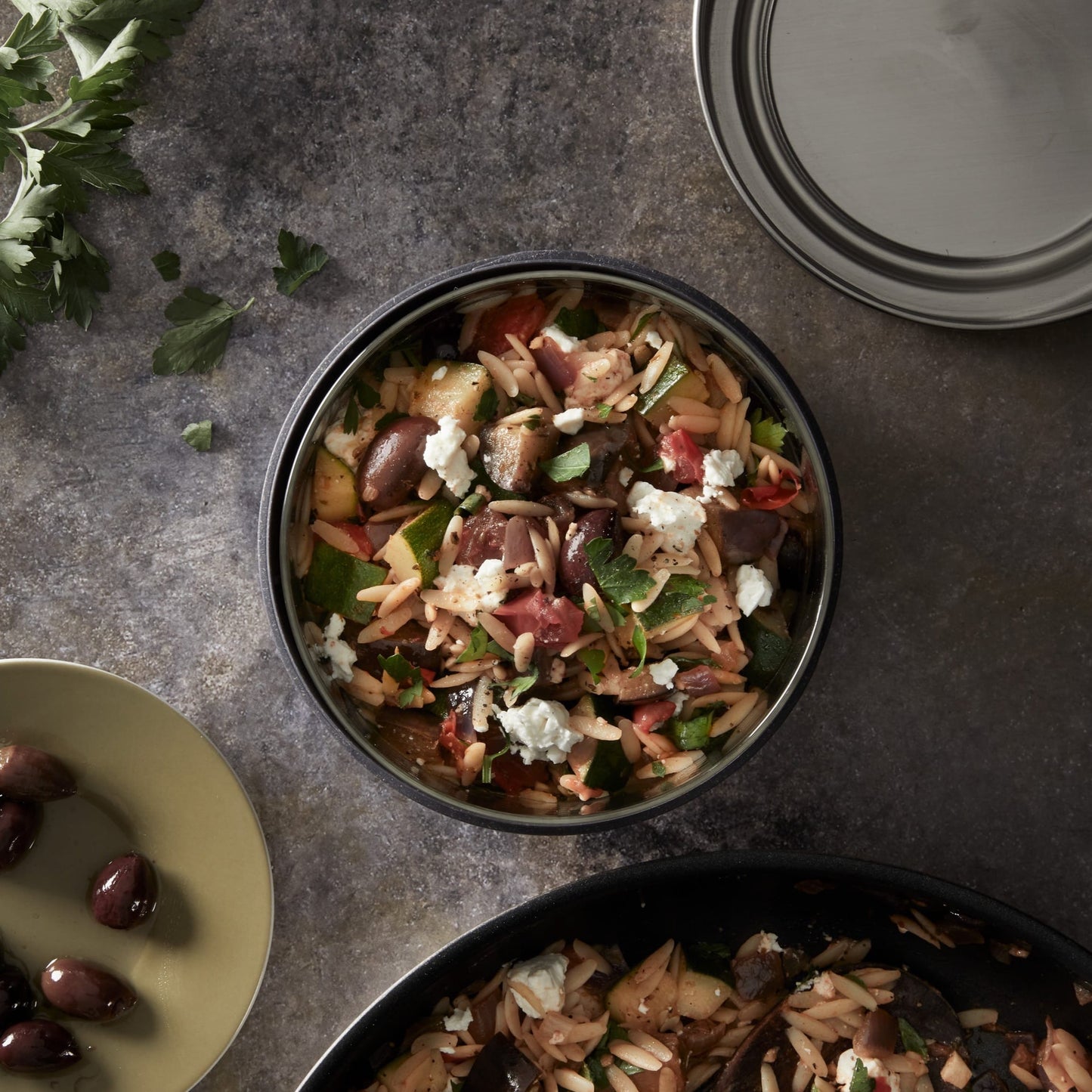 20 oz glass lunch pot. greek pasta.  wood fiber exterior and stainless steel lid.  100% leak proof.  microwave, freezer and dishwasher safe.